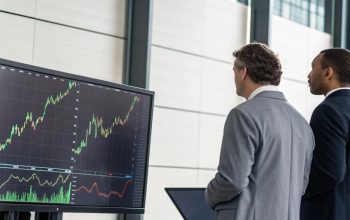 Comparison chart showing High P/E vs. Low P/E ratios, explaining what each reveals about a stock’s valuation and growth potential.